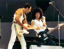Freddie Mercury con guitarra